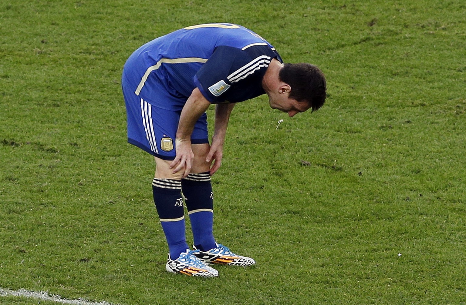 Im WM-Final gegen Deutschland übergibt sich Lionel Messi zum wiederholten Mal auf dem Fussballplatz.