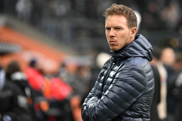 ARCHIV - 18.02.2023, Nordrhein-Westfalen, M�nchengladbach: Fu�ball: Bundesliga, Borussia M�nchengladbach - Bayern M�nchen, 21. Spieltag, Stadion im Borussia-Park: Bayerns Trainer Julian Nagelsmann ste ...