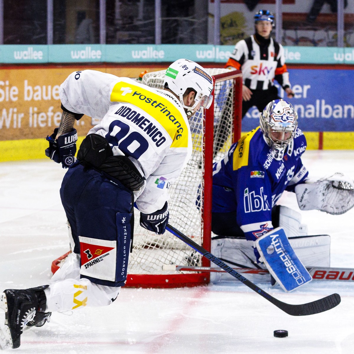 HC Ambri-Piotta Stuermer Christopher DiDomenico gegen EHC Kloten Torhueter Ludovic Waeber waehrend dem Play-In Runde 2 Spiel 2 Eishockey-Meisterschaftsspiel der National League zwischen den Teams EHC  ...