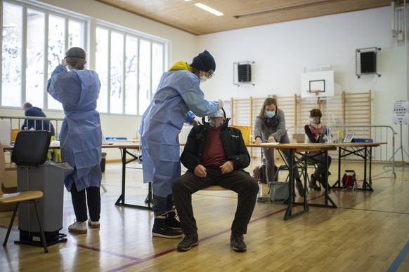 Ein Mann bei Covid-19 Flaechentests, aufgenommen am Freitag, 11. Dezember 2020, in Zuoz. Der Kanton Graubuenden fuehrt derzeit in drei Regionen freiwillige Flaechentests als Pilotprojekt durch. (KEYST ...