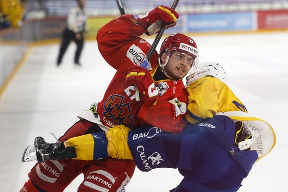 Yanick Sablatnig (EHCB), links, und Sven Jung (HCD) in Aktion im Eishockey Meisterschaftsspiel der National League zwischen dem EHC Biel und dem HC Davos am Dienstag, 6. Januar 2026, in der Tissot Are ...