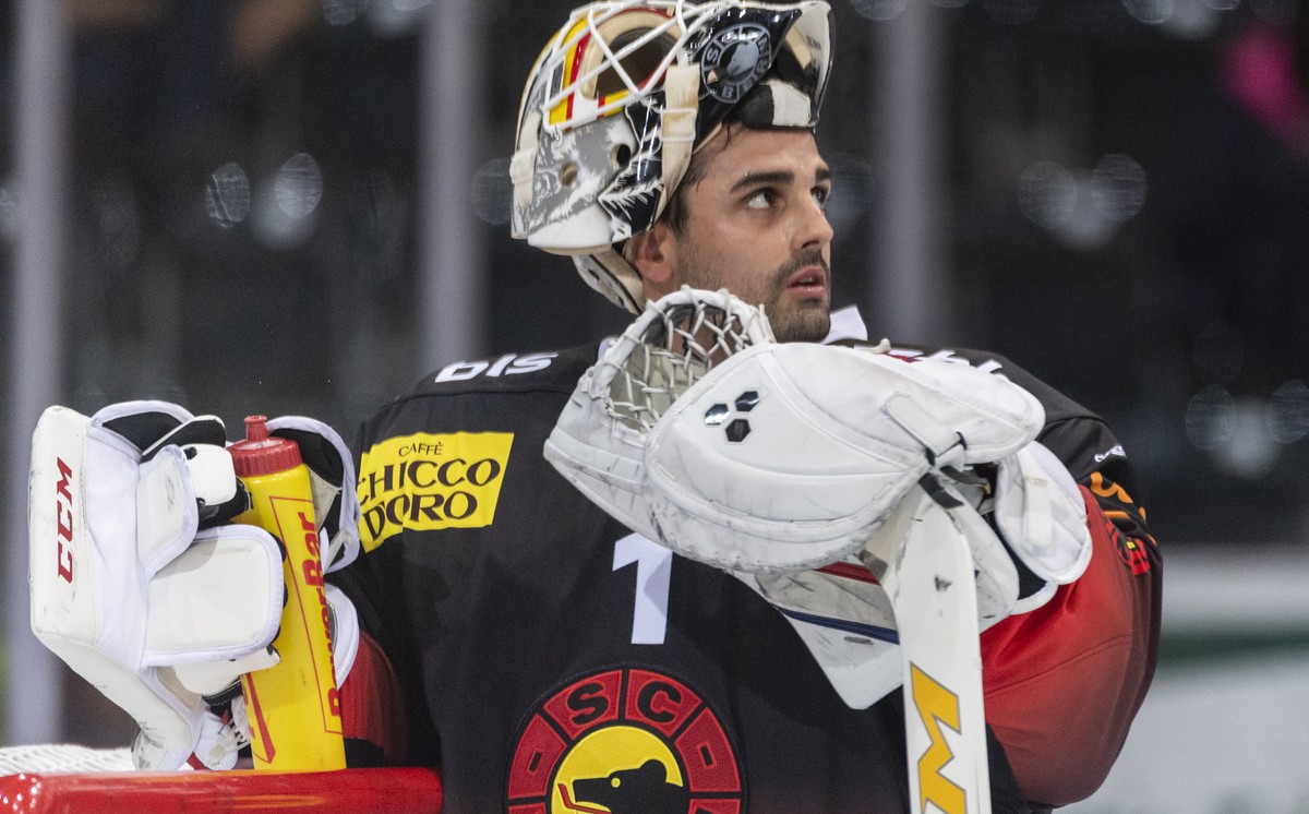 Berns Goalie Niklas Schlegel schaut in die Halle beim Eishockey Meisterschaftsspiel der National League zwischen dem SC Bern und den SC Rapperswil-Jona Lakers, am Freitag, 13. September 2019 in der Po ...