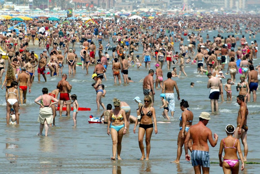 A panoramic view people enjoying the sunny summer weather at the crowded beach of Riccione, Italy, Sunday 14 August 2005. (KEYSTONE/EPA/GIORGIO BENVENUTI)