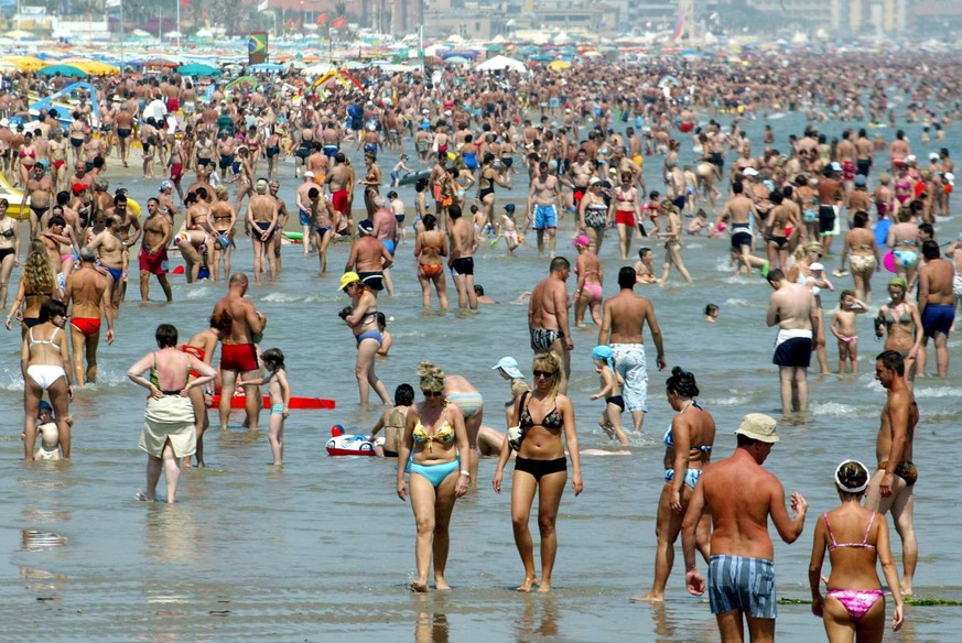 A panoramic view people enjoying the sunny summer weather at the crowded beach of Riccione, Italy, Sunday 14 August 2005. (KEYSTONE/EPA/GIORGIO BENVENUTI)
