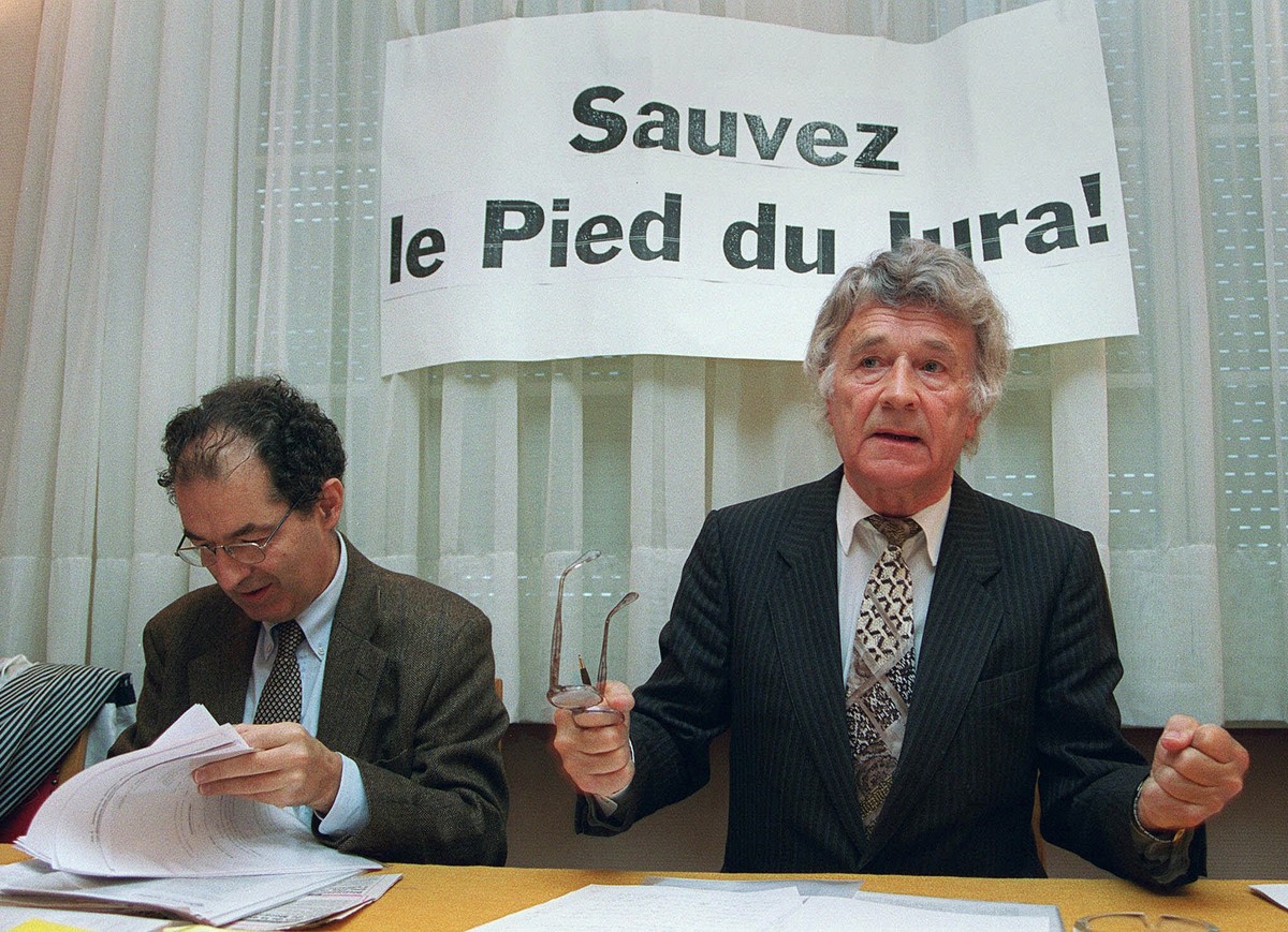 ARCHIVBILD ZUM TOD VON FRANZ WEBER --- L'ecologiste Franz Weber (droite), accompagne par l'avocat d'Helvetia Nostra, Me Rudolf Schaller, lors de la conference de presse contre les proje ...