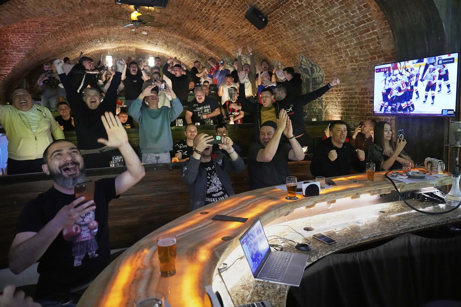 Russian fans celebrate Washington Capitals left wing Alex Ovechkin&#039;s 895th career goal of an NHL hockey game against the New York Islanders in the Liga Pap bar in Moscow, Russia, on Sunday, April ...