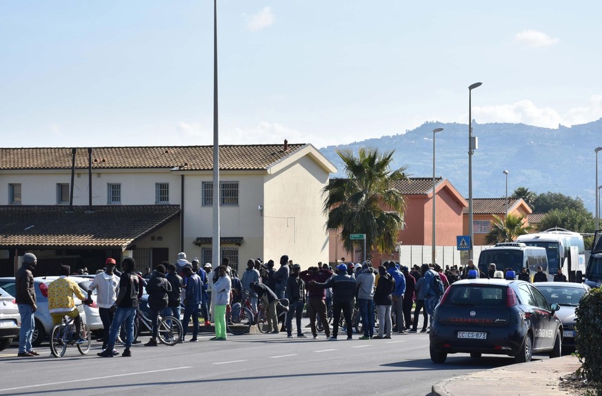 epa07349922 One of the two buses arrives in the Cara refugees center of Mineo to transfer the first migrants to the Special Assistance Center of Trapani, in Mineo (Catania), Italy, 07 February 2019. T ...