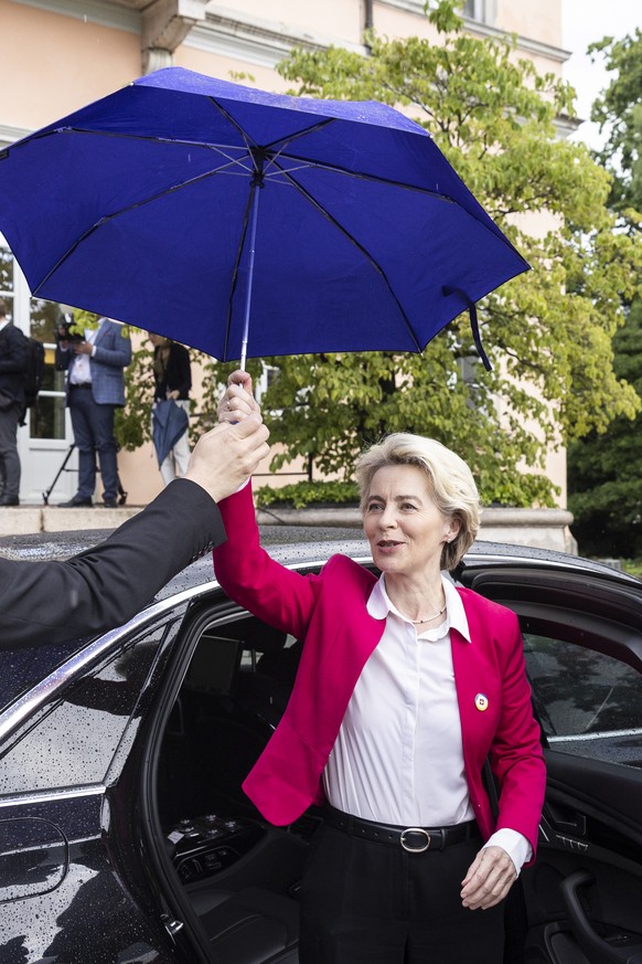 Ursula Von der Leyen, President of the European Commission holds an umbrella as she arrives to the Ukraine Recovery Conference URC, Monday, July 4, 2022, in Lugano, Switzerland. The URC is organised t ...