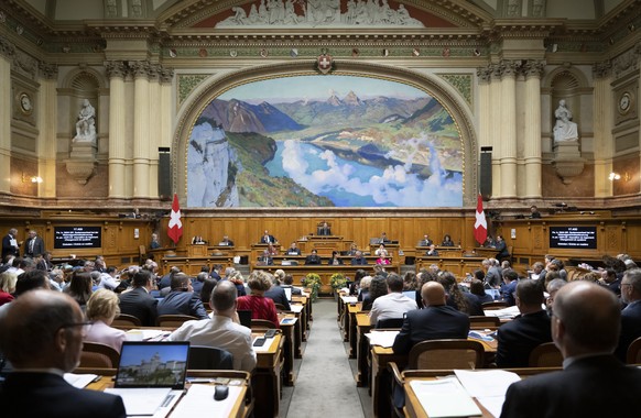 Parlamentarier debattieren waehrend der Herbstsession der Eidgenoessischen Raete, am Donnerstag, 29. September 2022 im Nationalrat in Bern. (KEYSTONE/Anthony Anex)
