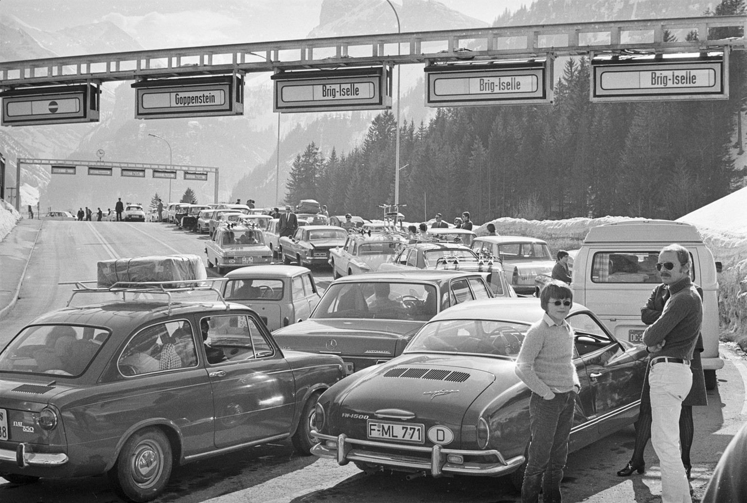 Grosser Andrang fuer den Autoverlad durch den Loetschbergtunnel in Kandersteg, Kanton Bern, aufgenommen zu Ostern am 27. Maerz 1970. (KEYSTONE/Str)