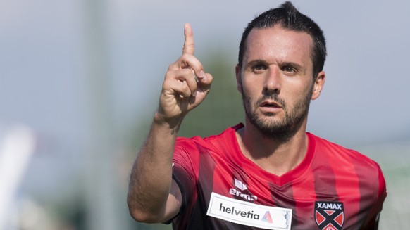 Le joueur neuchatelois Raphael Nuzzolo celebre le premier but lors de la rencontre de football du 1er tour 1/32 de finale de la Coupe Suisse entre Yverdon-Sport FC et Neuchatel Xamax FCS ce dimanche 1 ...