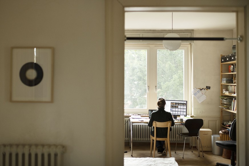 AVIS --- ZUM THEMA HOMEOFFICE STELLEN WIR IHNEN FOLGENDES BILD ZUR VERFUEGUNG. WEITERE BILDER FINDEN SIE AUF visual.keystone-sda.ch --- Eine Frau arbeitet an ihrem Arbeitsplatz im Homeoffice, fotograf ...