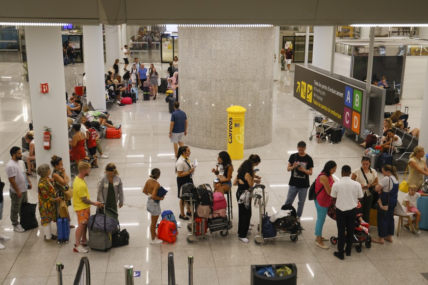 epa10825965 Tourists wait at the airport of Palma for their return flight to Italy due to poor weather conditions in Italy at the Son Sant Joan airport in Mallorca, Spain, 28 August 2023. EPA/CATI CLA ...