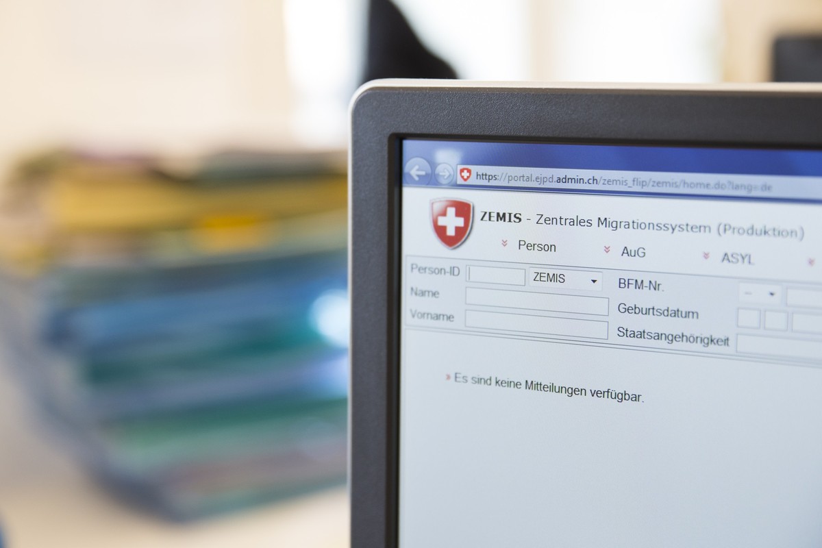 On a screen, the software ZEMIS, Central migraiton system, appears at the residence and migration office in Thun, Switzerland, on Monday, September 15, 2014. (KEYSTONE/Peter Klaunzer) 

Auf einem Bild ...