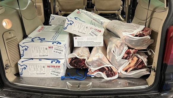 Blick in Wagen des mutmasslichen Schmuggel-Rentners: Im April 2024 war er ohne Führerausweis, aber mit 206 Kilo ungekühltem, unverzolltem Fleisch unterwegs.