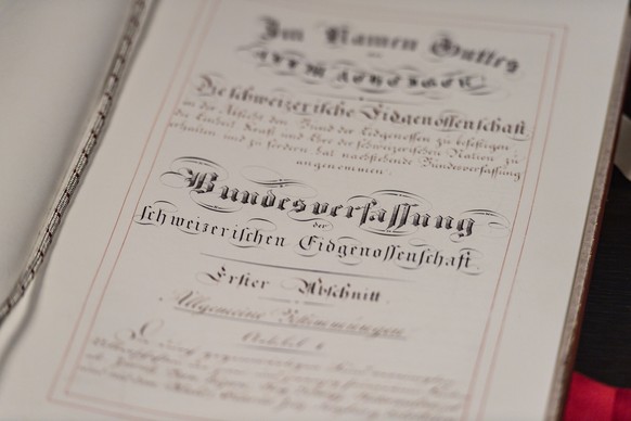 Ein Faksimile der Schweizerischen Bundesverfassung liegt zur Ansicht in einer Vitrine in der Eingangshalle des Bundeshauses, an der Herbstsession der Eidgenoessischen Raete, am Dienstag, 14. September ...