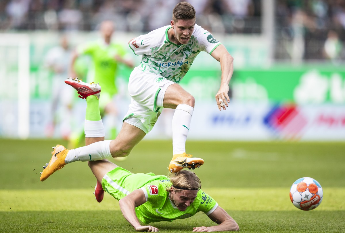 Fuerth's Cedric Itten, left, in action against Wolfsburg's Sebastiaan Bornauw during a German Bundesliga soccer match between Greuther Fuerth and VfL Wolfsburg in Fuerth, Germant, Saturday,  ...
