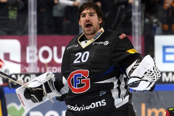 Gotterons Torhueter Reto Berra reagiert beim Eishockey Meisterschaftsspiel der National League A zwischen den HC Fribourg Gotteron und dem EV Zug, am Samstag, 30. Oktober 2021, in der BCF Arena in Fri ...