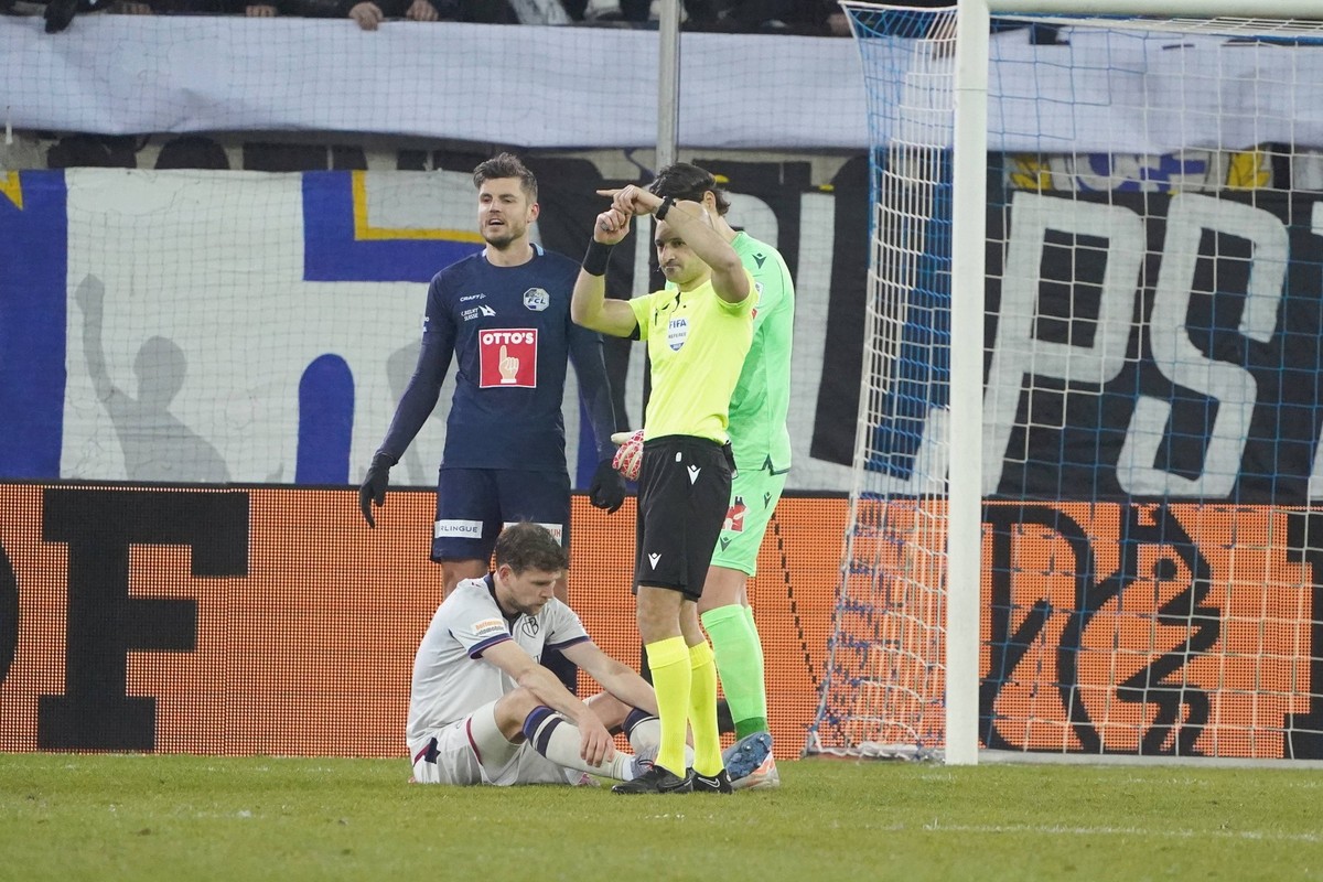 Foto Manuel Geisser 04.03.2023 Fussball Herren Saison 2022/2023 Super league FC Luzern - FC Basel 0:1 . Bild : Fabian Frei verletzt am Boden FC Basel Schiedsrichter Luca Cibelli zeigt Auswechslung an. ...