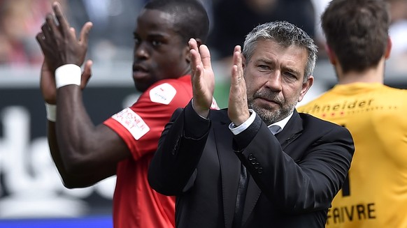 ZU DEN GERUECHTEN, DASS URS FISCHER NEUER TRAINER DES FC BASEL WIRD, STELLEN WIR IHNEN AM DONNERSTAG, 18. JUNI 2015, FOLGENDES ARCHIVBILD ZUR VERFUEGUNG - Thuns Trainer Urs Fischer, rechts, und Thuns  ...