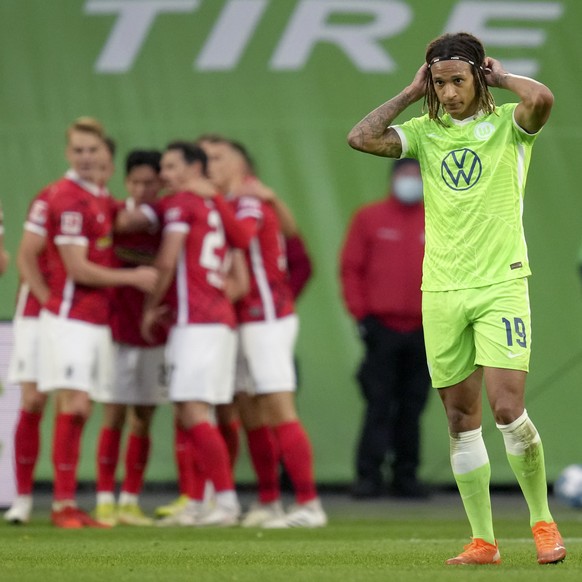 Wolfsburg&#039;s Aster Vranckx, right, and Wolfsburg&#039;s Kevin Mbabu, second right, react as Freiburg&#039;s players celebrate their side&#039;s second goal during the German Bundesliga soccer matc ...