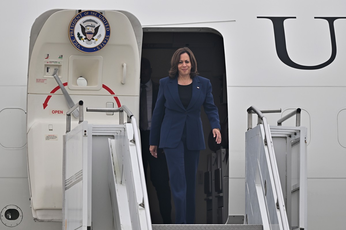 epa10212598 U.S. Vice President Kamala Harris arrives at Osan Air Base in Pyeongtaek, South Korea, 29 September 2022. Harris is in South Korea on an official visit after attending former Japanese Prim ...