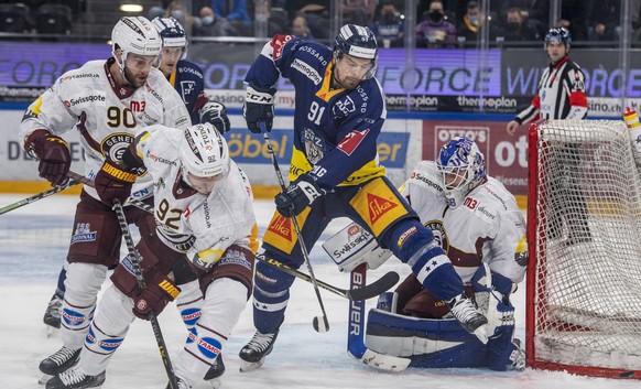 Anton Lander, mitte, von Zug im Spiel gegen Eliot Berthon, links, von Genf beim Eishockey Qualifikationsspiel der National League zwischen dem EV Zug und dem HC Geneve Servette am Donnerstag, 23. Deze ...