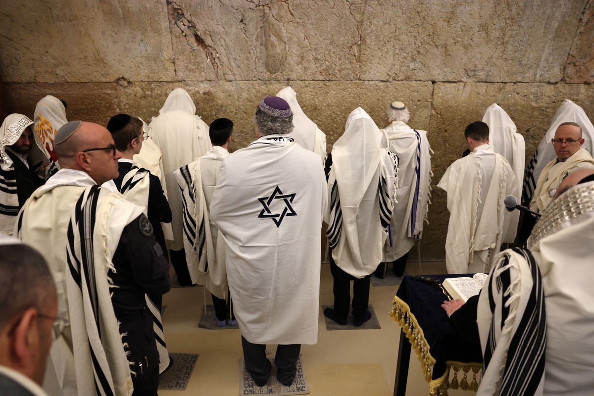 epa12870133 Orthodox Jews wearing prayer shawls recite the Priestly Blessing (Birkat Kohanim) at the Western Wall tunnels in the old city of Jerusalem, 05 April 2026. Israeli police have capped public ...