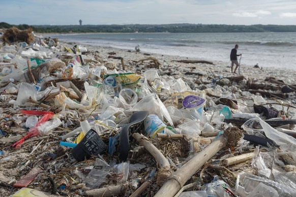News Themen der Woche KW02 News Bilder des Tages January 17, 2021, Badung, Bali, Indonesia: A man walks on Kedonganan Beach coastal line among the rubbish. Tons of rubbish reportedly dumped in the riv ...