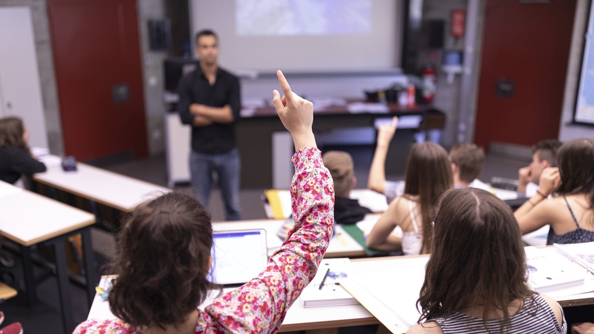 ZUR POLITISCHEN BILDUNG AN DER KANTONSSCHULE GLARUS STELLEN WIR IHNEN FOLGENDES NEUES BILDMATERIAL ZUR VERFUEGUNG --- A teacher with pupils of the 4th grade during geography lessons on the topic of cl ...