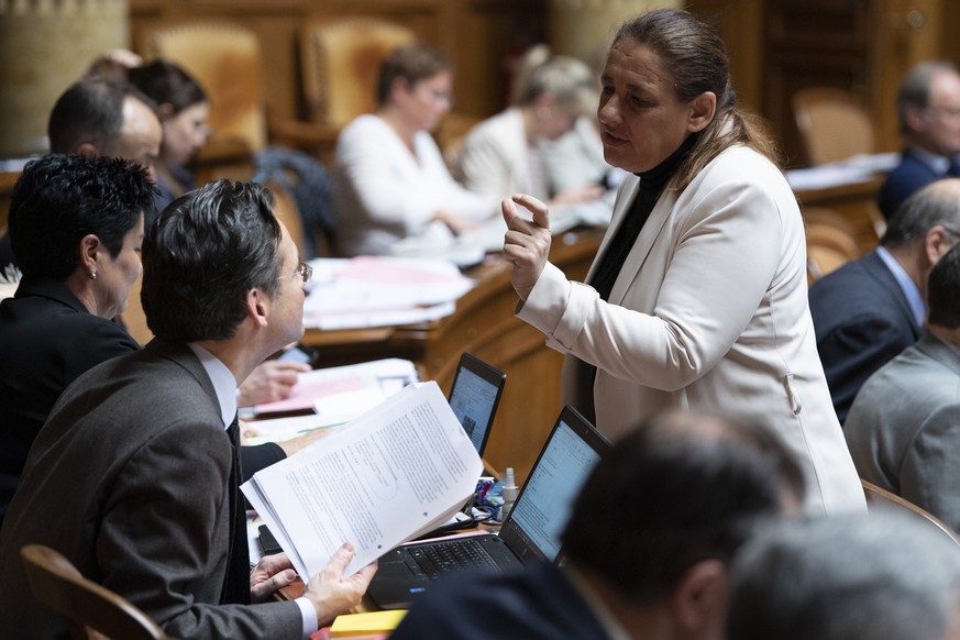 Die Nationalraete Jacqueline Badran, SP-ZH, rechts, und Olivier Feller, FDP-VD, diskutieren an der Fruehlingssession der Eidgenoessischen Raete, am Donnerstag, 7. Maerz 2019, in Bern. (KEYSTONE/Peter  ...