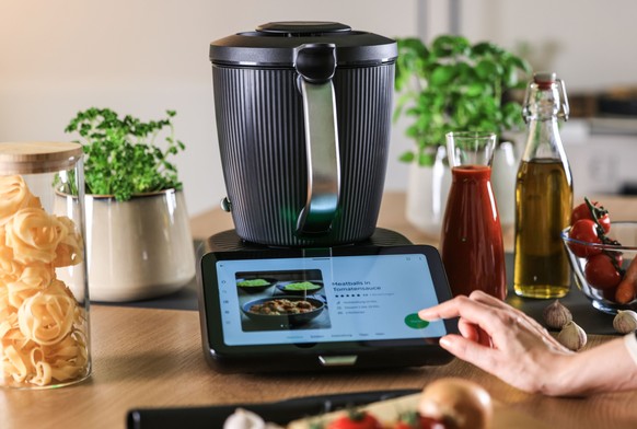 PRODUKTION - 10.02.2025, Nordrhein-Westfalen, K�ln: Eine Frau bedient den neuen Thermomix TM7. Der Hersteller von Haushaltsprodukten, Vorwerk bringt im Fr�hjahr einen neuen Thermomix auf den Markt. Fo ...