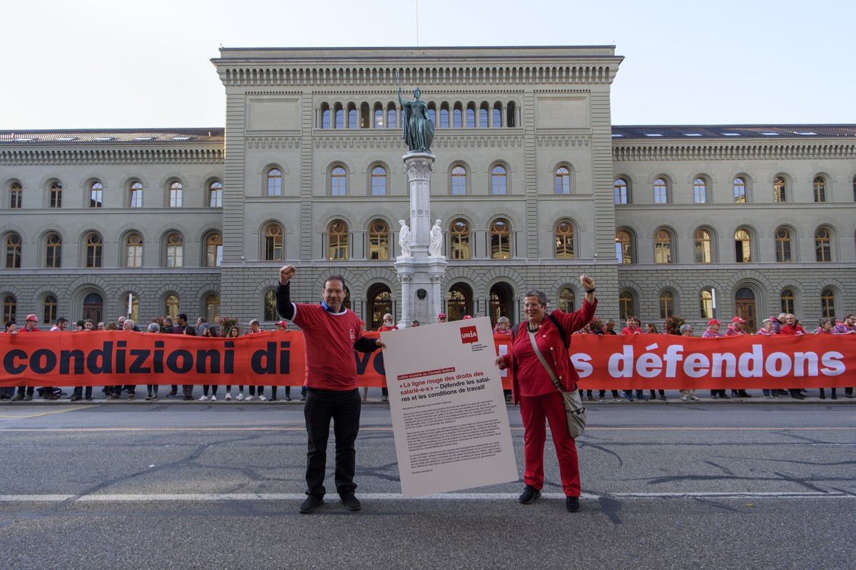 Menschen demonstrieren waehrend der Aktion von Arbeitnehmenden zum Arbeitnehmerrecht "Rote Linie Arbeitnehmerrechte", am Mittwoch, 5. September 2018 vor dem Bundeshaus in Bern. (KEYSTONE/Ant ...