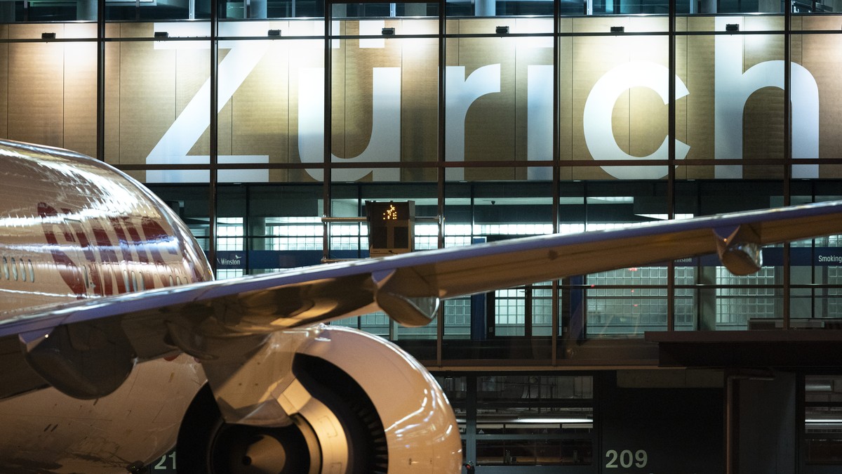 ZUM FLUGHAFEN ZUERICH IM DAEMMERLICHT UND BEI NACHT STELLEN WIR IHNEN FOLGENDES NEUES BILDMATERIAL ZUR VERFUEGUNG --- A Boeing 777 aircraft from Swiss International Air Lines (SWISS) at Zurich Airport ...