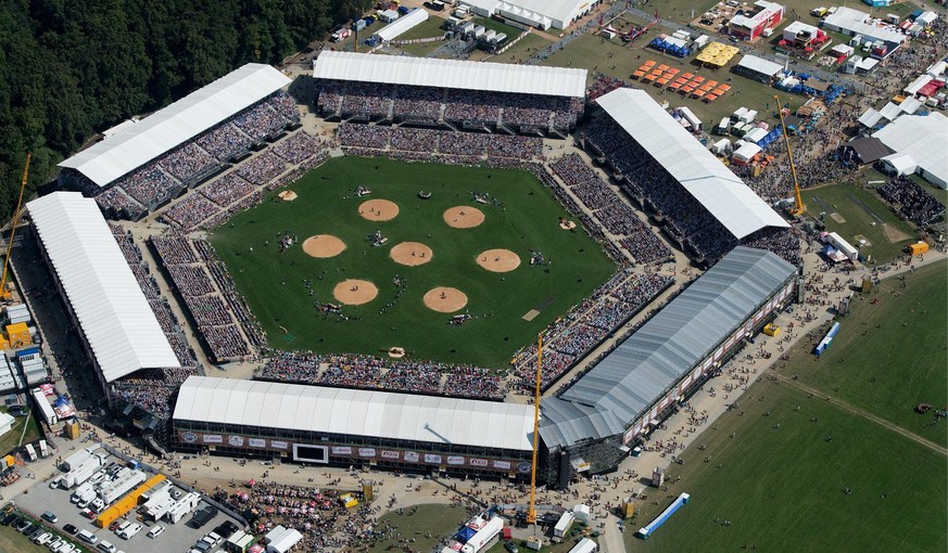 LUFTAUFNAHME - Die Schwingarena am ersten Tag des Eidgenoessischen Schwing- und Aelplerfestes in der Emmental-Arena am Samstag, 31. August 2013, in Burgdorf. (KEYSTONE/Lukas Lehmann)......Arial view o ...