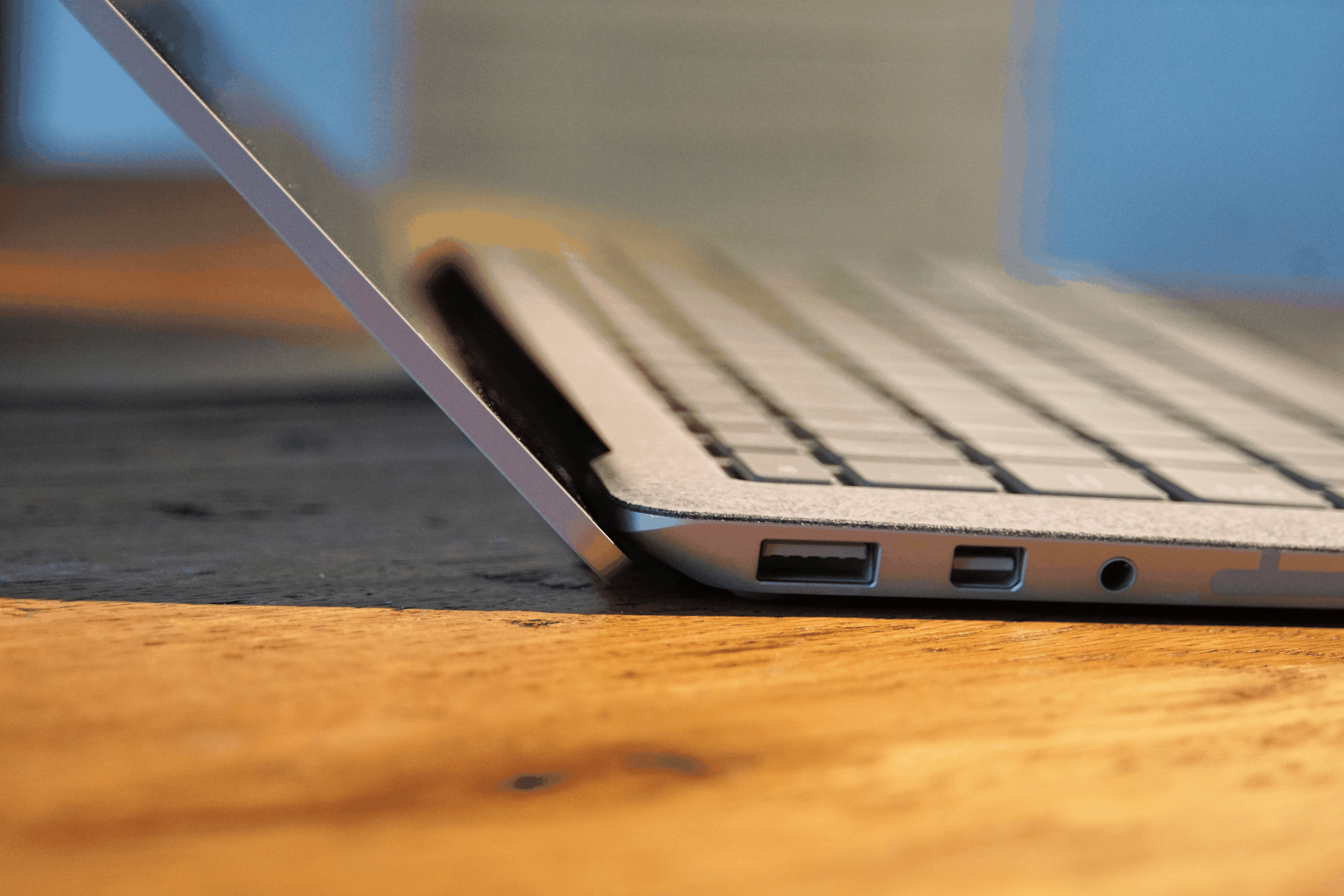 Der Surface Laptop hat einen USB-3.0-Anschluss, Mini DisplayPort für einen externen Monitor und die Buchse für den Kopfhörer.