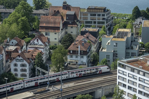 Ein Zug der SBB faert aus dem Bahnhof, in der Stadt Zug, aus der Sicht des Zuger Hochhaus Park Tower am Dienstag, 6. Juni 2023 in Zug. (KEYSTONE/Urs Flueeler).