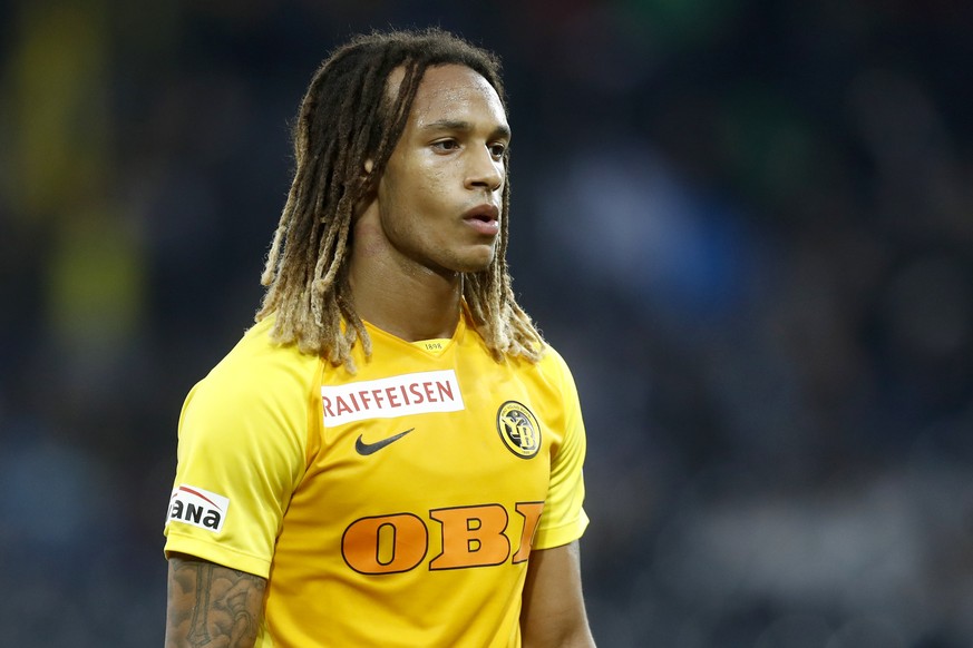 YBs Kevin Mbabu auf dem Weg in die Kabine waehrend der Halbzeitpause im Super League Spiel zwischen dem BSC Young Boys Bern und dem FC Thun, am Mittwoch, 9. August 2017 im Stade de Suisse in Bern. (KE ...