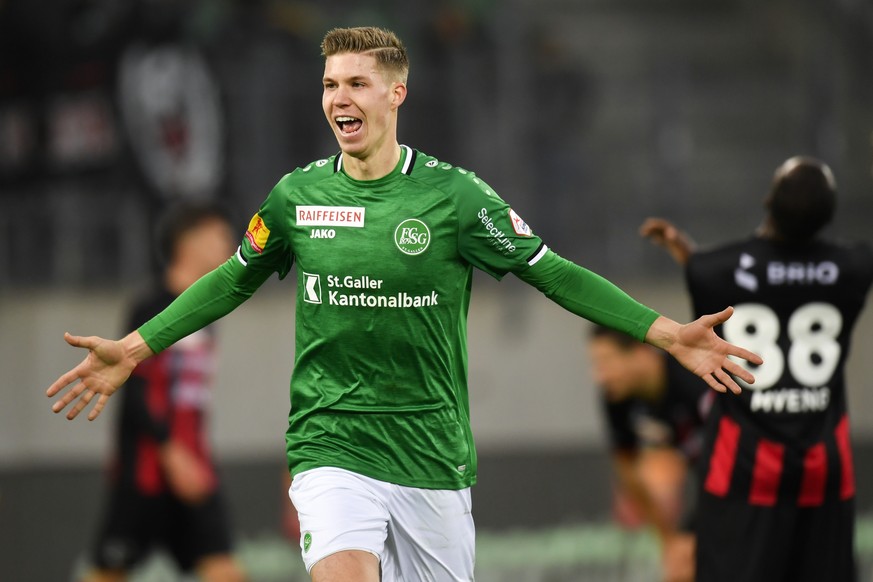 St.Gallens Cedric Itten bejubelt seinen Treffer zum 2-0, beim Fussball Super-League Spiel zwischen dem FC St. Gallen und dem Neuchatel Xamax FCS, am Sonntag, 24. November 2019, im Kybunpark in St. Gal ...