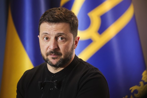 epa11992179 Ukrainian President Volodymyr Zelensky speaks during a press conference at France Television headquarters in Paris, France, 27 March 2025. Ukrainian President Volodymyr Zelensky gives a pr ...