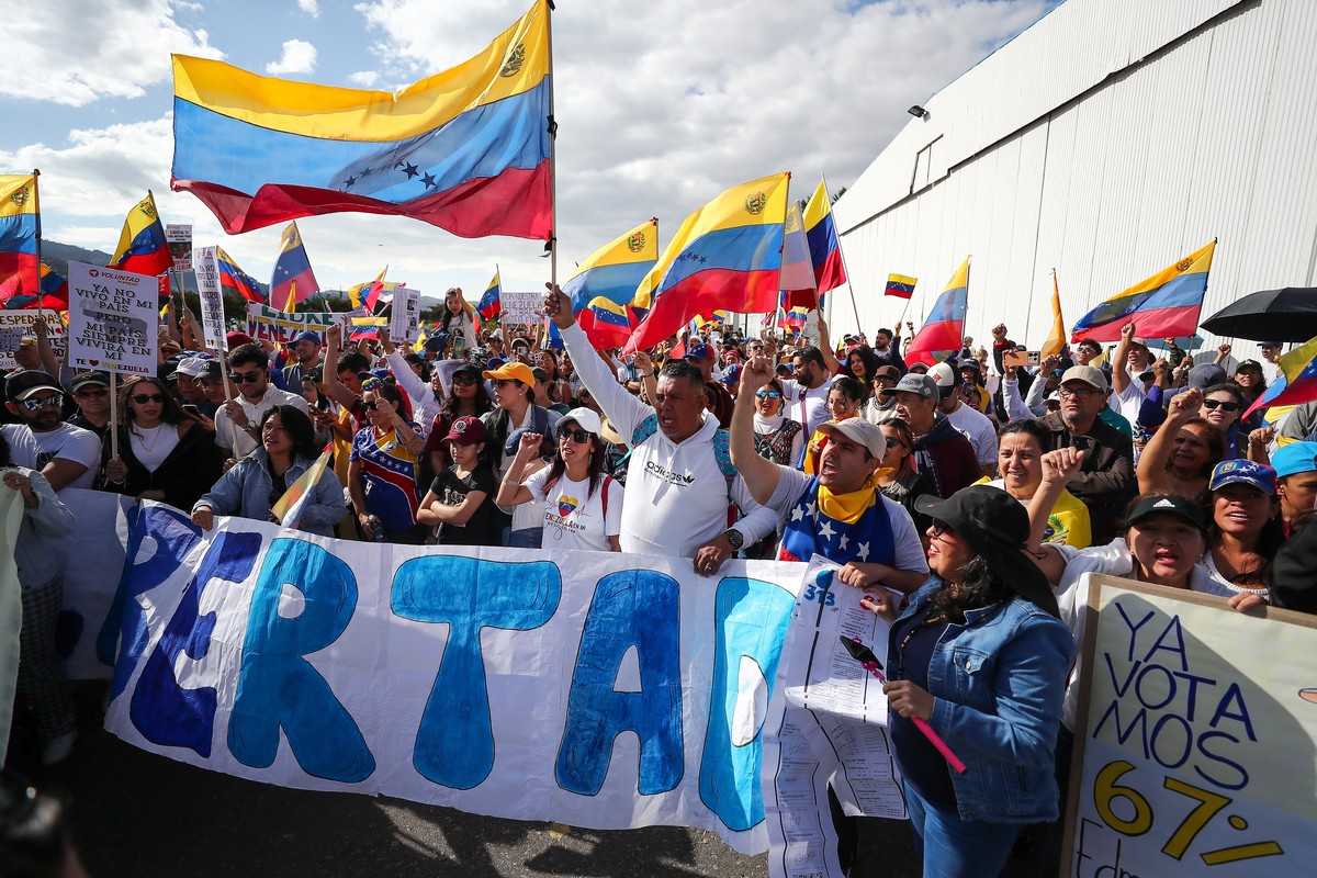 epa11553764 Venezuelan citizens residing in Ecuador participate in a protest to reject the results of the Venezuelan elections held on 28 July; at the Bicentenario park in Quito, Ecuador, 17 August 20 ...