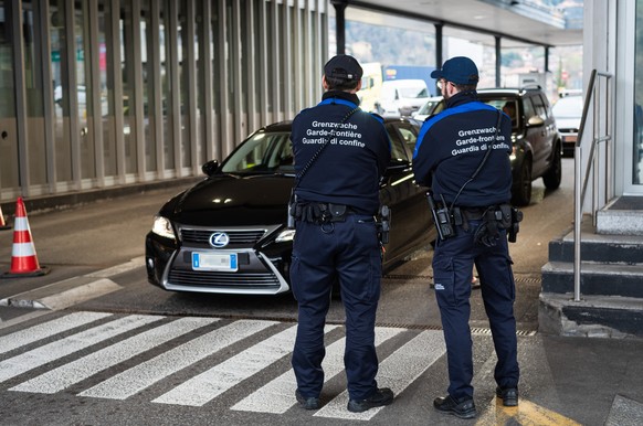 Grenzgaenger passieren den Zoll von Italien in die Schweiz, am Montag, 9. Maerz 2020, in Chiasso. Inmitten der Coronavirus-Krise bleibt die Grenze zwischen Italien und der Schweiz fuer Grenzgaenger vo ...