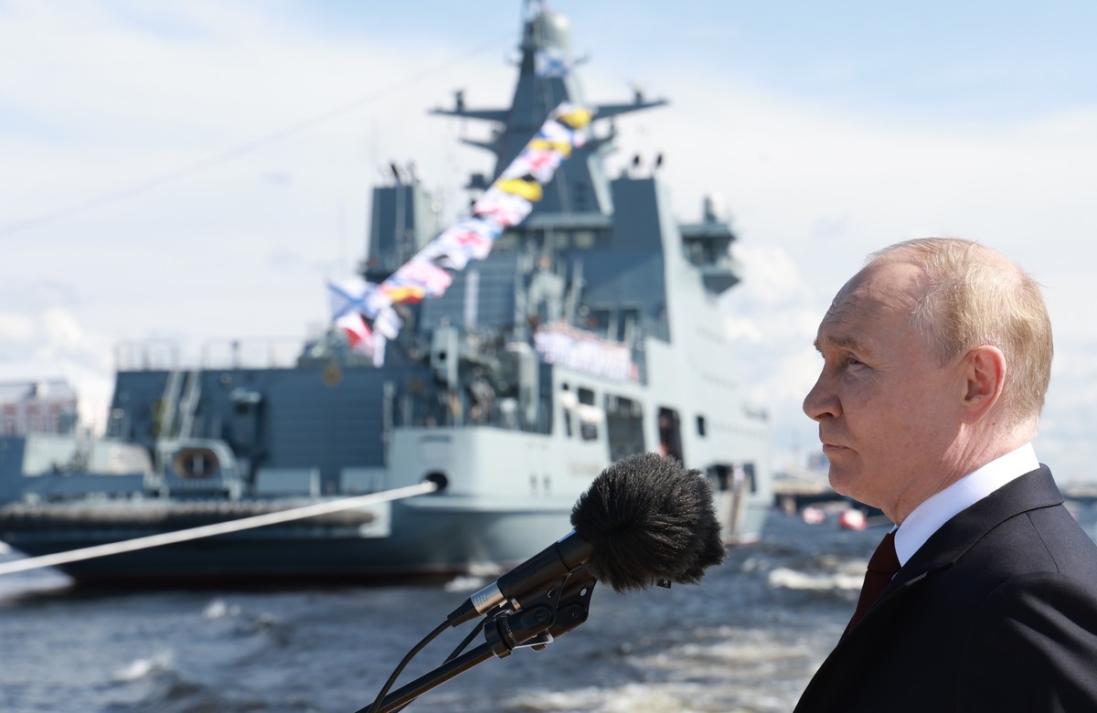 epa11502338 Russian President Vladimir Putin attends the Main Naval Parade marking the Russian Navy Day in St. Petersburg, Russia, 28 July 2024. Traditionally the Russia Navy Day is celebrated on the  ...