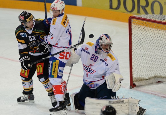 «Nanu, wo ist der Puck?» Kloten-Goalie Geber schaut in die falsche Richtung.