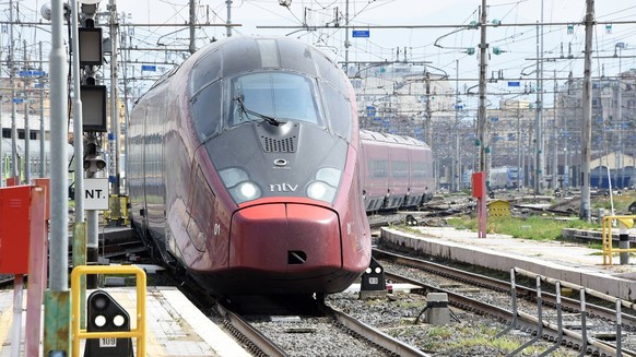 Italo train at Termini station.  Rome Italy, 22 March 2023 Rome Italy - ZUMAm169 20230322_zac_m169_043 Copyright: xMassimoxInsabatox
