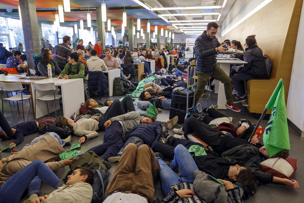 Des personnes sont couchees dans le restaurant Geopolis de l'UNIL (Univerite de Lausanne) pour protester contre l'inaction du gouvernement contre le changement climatique, lors d'une ma ...