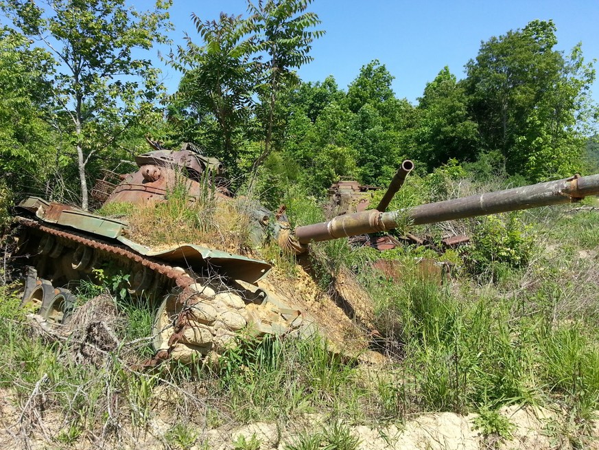 Panzerfriedhof Fort Knox
https://www.reddit.com/r/AbandonedPorn/comments/1g4ggp/tank_graveyard_fort_knox_military_base_kentucky/