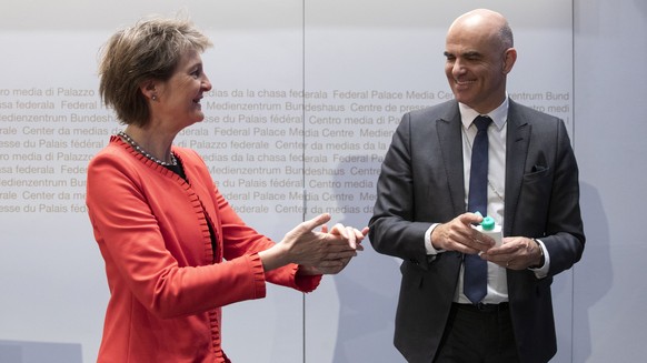 Bundesrat Alain Berset und Bundespraesidentin Simonetta Sommaruga benutzen Desinfektionsmittel, am Ende einer Medienkonferenz des Bundesrates ueber die Situation des Coronavirus, am Donnerstag, 16. Ap ...