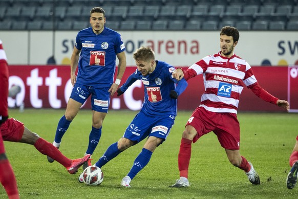 Luzerns Filip Ugrinic, Luzerns Martin Frydek und Sions Anto Grgic, von links, im Super League Spiel zwischen dem FC Luzern und dem FC Sion, am Mittwoch, 2. Dezember 2020 in der Swissporarena in Luzern ...