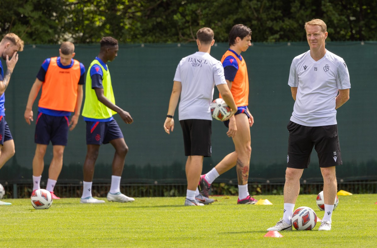 Der neue Trainier Timo Schultz, vorne im Bild, des FC Basel beim Trainingsstart am Mittwoch, 21. Juni 2023 auf dem Sportplatz St. Jakob in Basel. (KEYSTONE/Patrick Straub)
